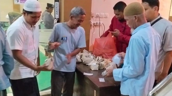 Suasana berbuka di Masjid At-Taqwa Muhammadiyah, Jalan Kyai Haji Mohammad Kholil, Kabupaten Bangkalan, Jawa Timur