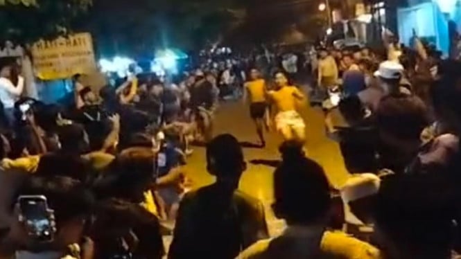 Ratusan pemuda menggelar aksi balap lari ilegal di jalan raya penghubung antar kecamatan di Kabupaten Bangkalan