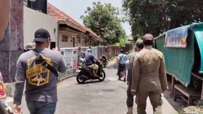 Razia warung siang hari di bulan suci Ramadan di Bangkalan Madura