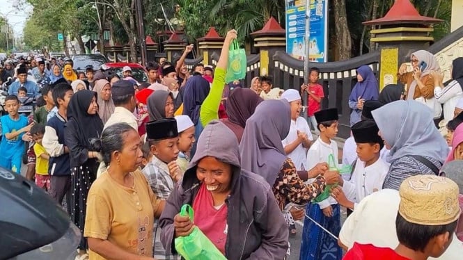 Suasana didepan SDN Kemayoran 1 Bangkalan pada saat bagi-bagi takjil