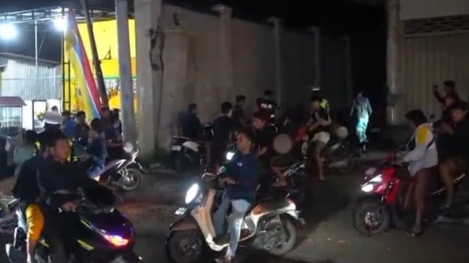 Polisi Bangkalan saat bubarkan ratusan pemuda di Jalan Raya Kecamatan Sepulu