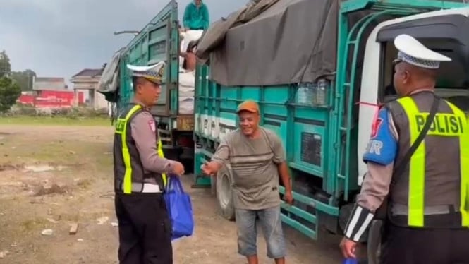 jajaran Patroli Jalan Raya (PJR) Polda Jawa Timur wilayah Suramadu mulai melakukan sosialisasi terkait pembatasan operasional angkutan barang