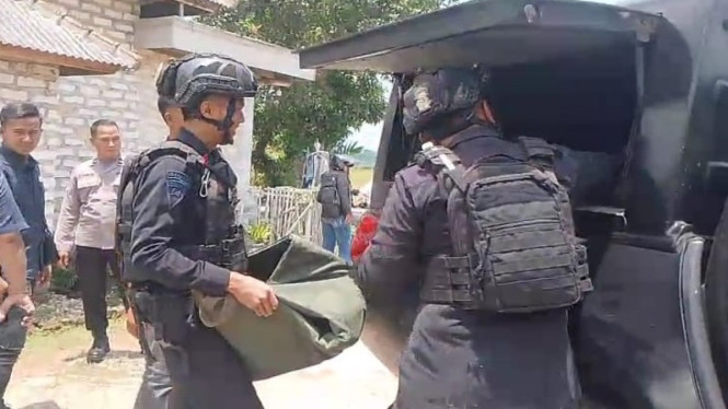 petugas kepolisian bersama tim dari Brimob masih melakukan olah tempat kejadian perkara (TKP) guna mengetahui penyebab pasti ledakan