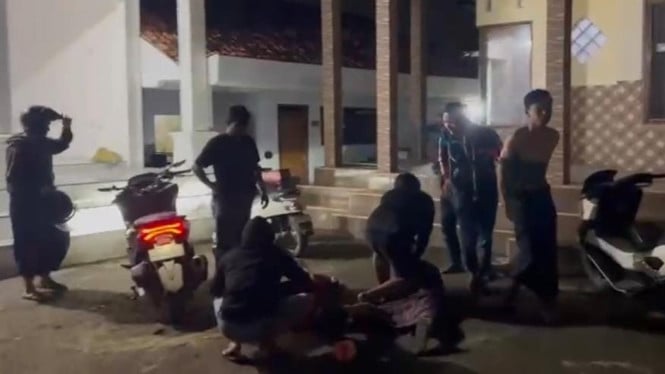 Tersangka B-U warga Bangkalan ditangkap karena memiliki 12 Kg bubuk mesiu