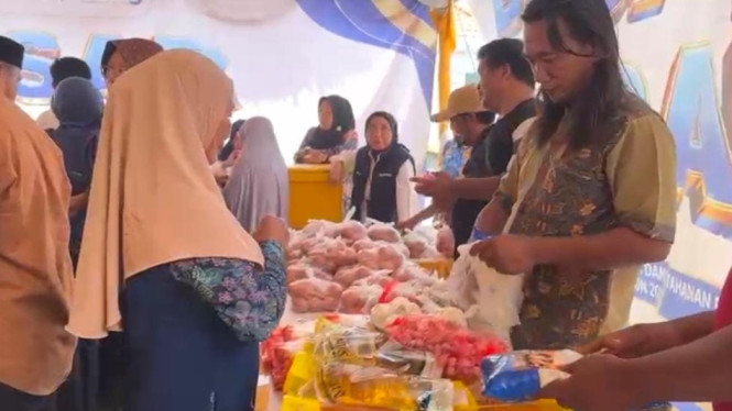 Warga Bangkalan serbu pasar murah Gubernur Khofifah Indar Parawansa