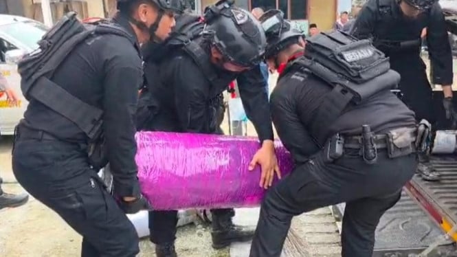 Petasan raksasa saat dievakuasi dari tumah warga Bangkalan oleh tim Gegana