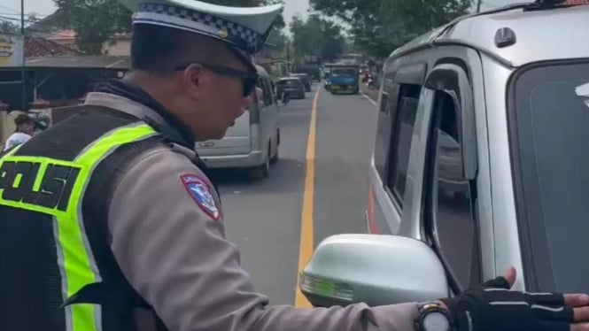 Aksi anggota Satlantas Polres Bangkalan menghentikan sebuah mobil ambulans yang menerobos kemacetan panjang arus balik viral di media sosial