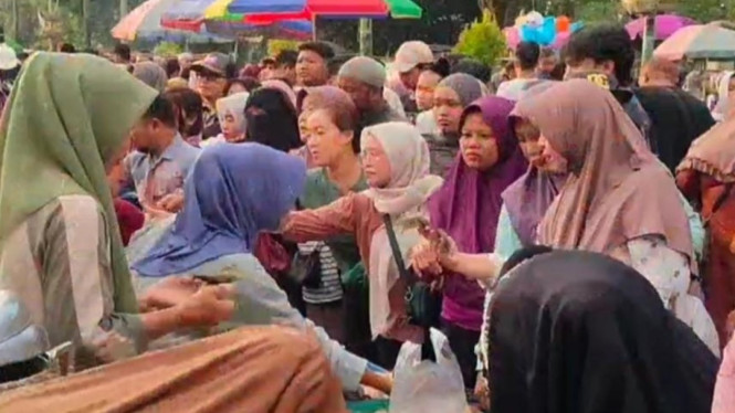 Warga luar Madura berburu kuliner topak lodeh di alun-alun Bangkalan