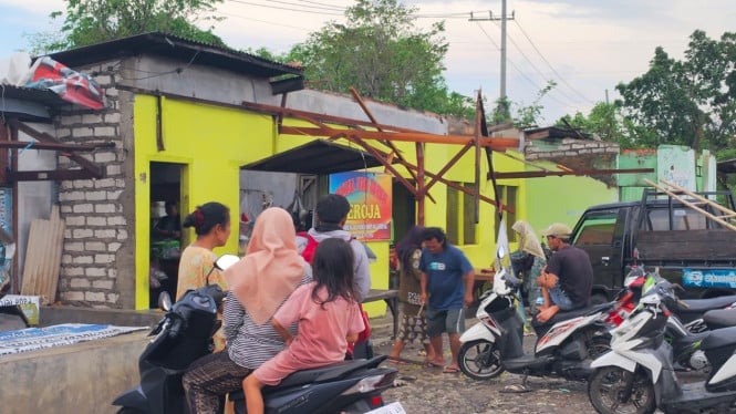 Bangunan warung di Bangkalan rusak diterjang angin kencang