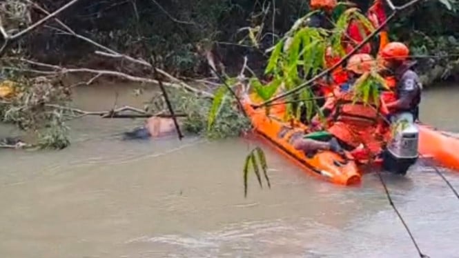 Korban bunuh diri di Bangkalan saat ditemukan tim SAR