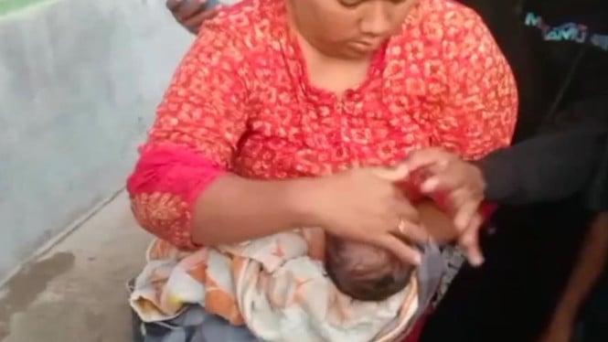 Bayi malang saat ditemukan warga dibpasar sapi Blega Bangkalan