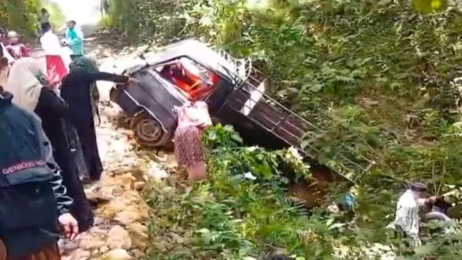 Proses evakuasi mobil pikap terperosok ke jurang di Bangkalan Madura