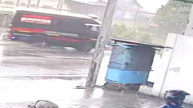 Rekaman CCTV laka maut ambulans tabrak motor