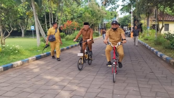 ASN Bangkalan hemat energi dengan gowes ke kantor