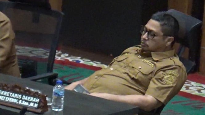 Pejabat Sekda Bangkalan tidur disaat rapat paripurna