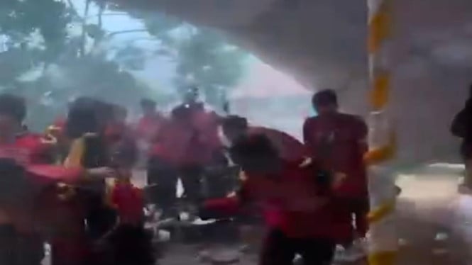 Tenda hajatan di Bangkalan diterjang angin kencang