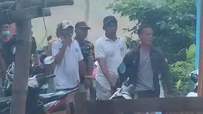 Petugas Kepolisian Bangkalan saat gerebek judi sabung ayam