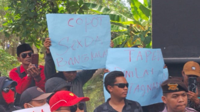 Aksi warga geruduk kantor Bupati Bangkalan Madura