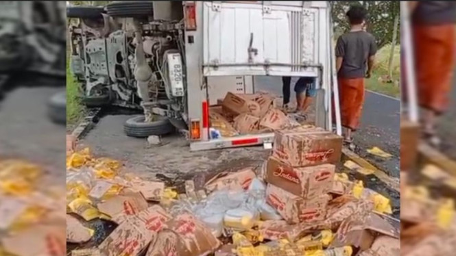 Muatan minuak goreng tumpah usai truk terguling di Bangkalan Madura