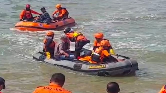 Petugas SAR gabungan saat evakuasi jenazah pemancing di perairan jembatan Suramadu