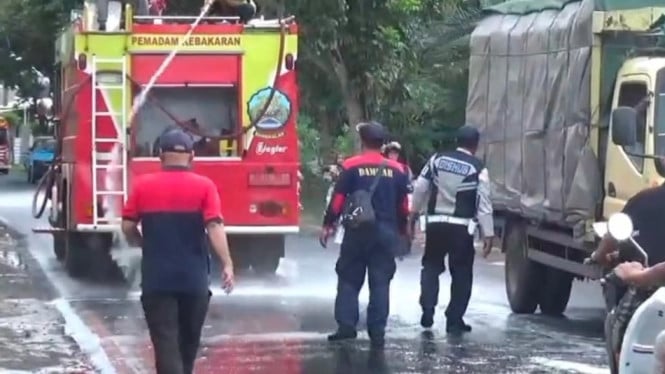 Petugas Damkar Bangkalan bersihkan jalan akibat tumpahan solar