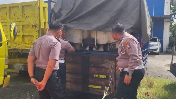 Polantas Polres Bangkalan saat memeriksa barang bukti truk muat solar ilegal
