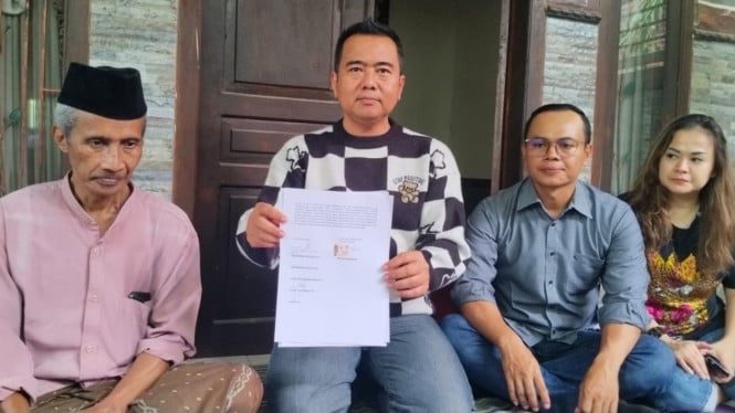 Ayah almarhum Ghofirul Kasyfi terlihat sangat terpukul