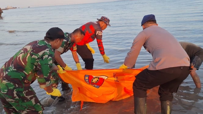 Petugas evakuasi jenazah dari pinggir pantai di Bangkalan Madura