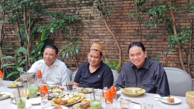 Dirut PT Garam, Abraham Mose (kiri), Haji Her (tengah, Achsanul Qosasi (kanan)