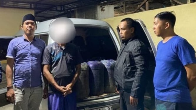 Terduga pelaku penyelundupan solar ilegal saat diamankan Polisi