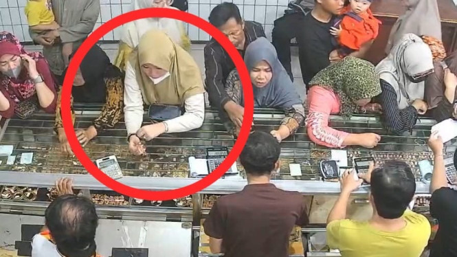 rekaman CCTV di toko emas di Pamekasan Madura