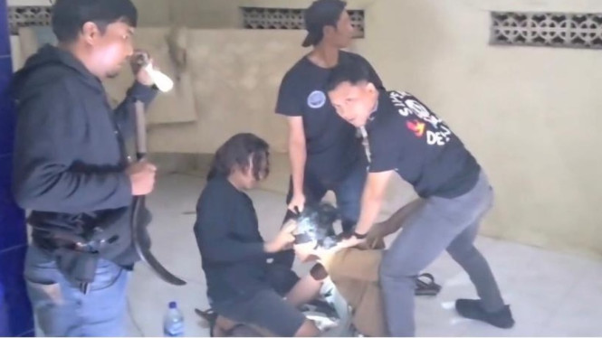 Pelaku pencurian sapi di Bangkalan saat dibekuk petugas Kepolisian