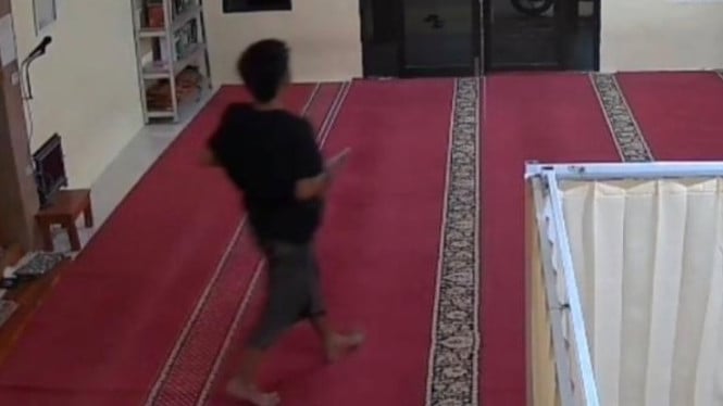 Diduga pencuri laptop, terekam CCTV saat hendak menggondol laptop di Bangkalan