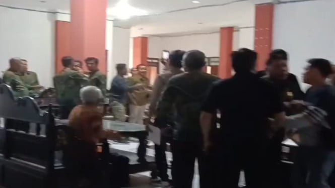 Suasana didalam kantor Pengadilan Negeri Sumenep saat pengusiran wartawan