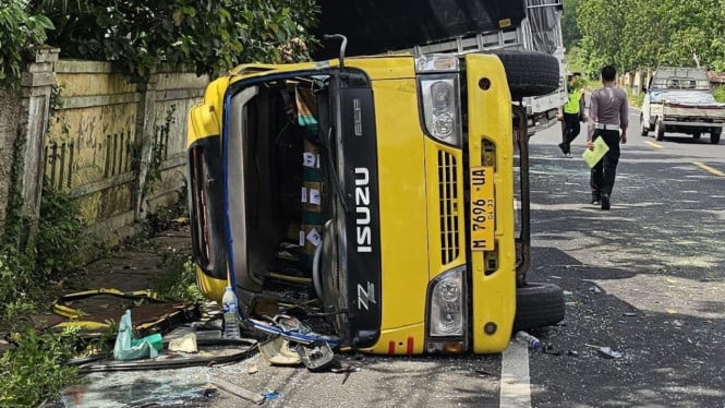 Laka maut, truk terguling di Bangkalan usai alami kecelakaan