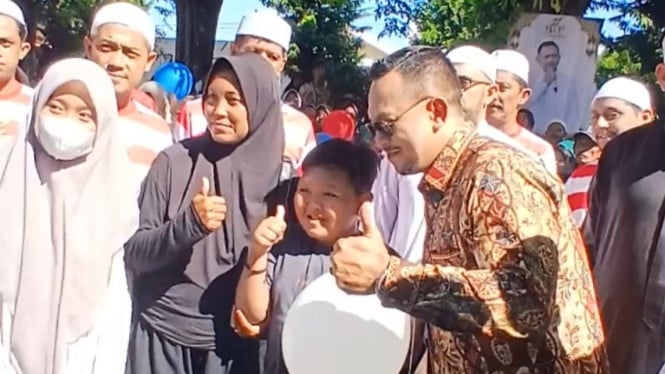 Founder Bani Insan Peduli (BIP), Ali Zainal Abidin saat bersama salah satu anak yatim
