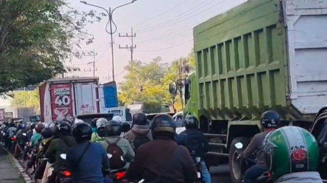 Ratusan kendaraan bermotor antri BBM disalah satu SPBU Bangkalan Madura