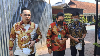 Bawa Seribu Berkas Hotma Sitompul Bela Pendiri Sekolah SPI