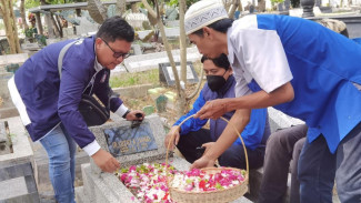 Manajemen Arema FC Ziarah ke Makam Sam Ikul
