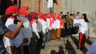 Warga Jambangan Pandanwangi Rayakan HUT Ke 77 RI Pakai Baju Adat