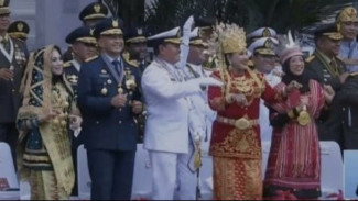 Ini Momen Langka, KASAL Luwes Joget Di Istana Negara