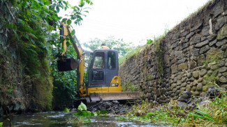 Cegah Banjir Saat Hujan, Pemkot Malang Keruk Sedimen Saluran Sungai