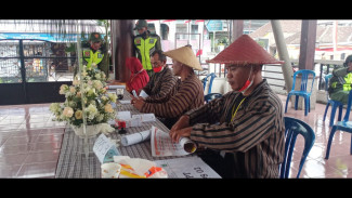 Panitia Pilkades di Kota Batu Pakai Kostum Unik