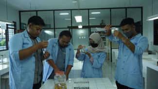 Mahasiswa UMM Teliti Limbah Udang Jadi Pengganti Handsanitizer Alkohol