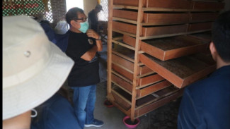 UB Bantu Kembangkan Desa Senggreng Malang Lewat Budidaya Ulat Hongkong