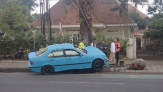 Mobil BMW Tabrak Tiang Listrik di Kota Malang
