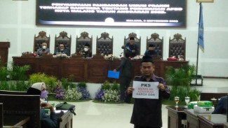Paripurna, Anggota Fraksi PKS Protes BBM Naik