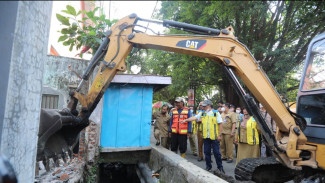 Pemkot Malang Bongkar Penghambat Saluran di Pisang Candi