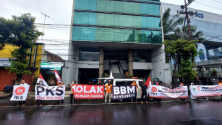 Bentangkan Spanduk di Kayutangan, Kader PKS Tolak Kenaikkan Harga BBM