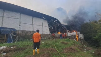 Pabrik Kertas di Malang Terbakar Hebat, Belasan Mobil PMK Diterjunkan